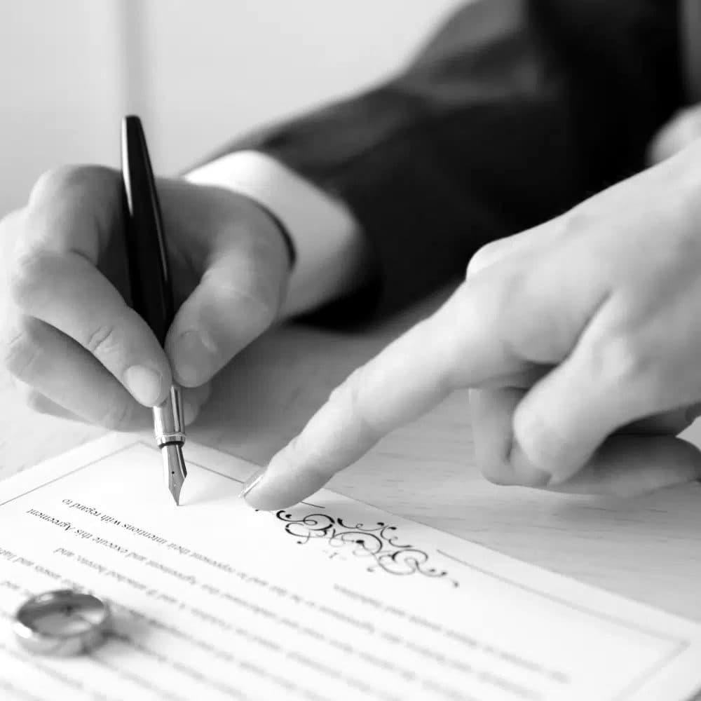 Handen bij een document dat ondertekend wordt, met een vulpen